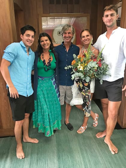 José Manuel Flores Pirán, el segundo marido de Ginette, no se perdió el evento. En la foto, junto a la cumpleañera y la Negra Torres y su hijo Iván y Jerónimo Pando, el hijo menor de Gina. 