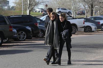 Laura, Horacio y Pilar Laprida, llegaron hasta el Memorial de Pilar para darle su último adiós a su hermana mayor