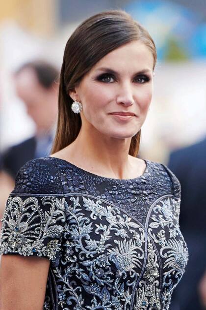 Deslumbrante, la reina volvió a confiar su look a Felipe Varela. Llevó un vestido bordado, con escote bote y largo midi, que acompañó con pendientes de oro blanco y diamantes.