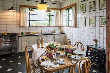 Perfectos anfitriones, reciben amigos íntimos y los malcrían con comidas que preparan todos juntos en la cocina, uno de sus ambientes preferidos. El horno es industrial, las sillas Thonet, originales, y las jarras de plata, heredadas.