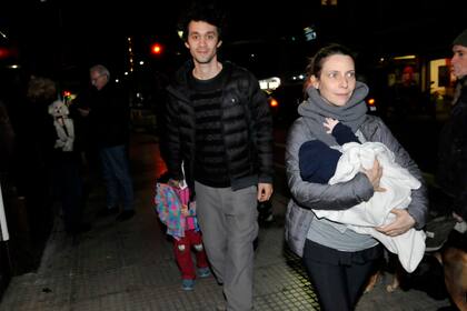 Mariano Torre y Elena Roger llegaron acompañados de sus dos hijos, Bahía y el pequeño Risco