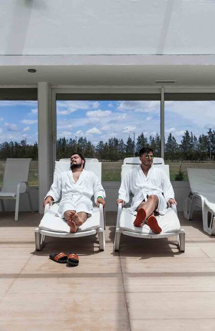 Descanso absoluto con música de meditación en la piscina in-out de Altos del Arapey Club de Golf Hotel Termal. 