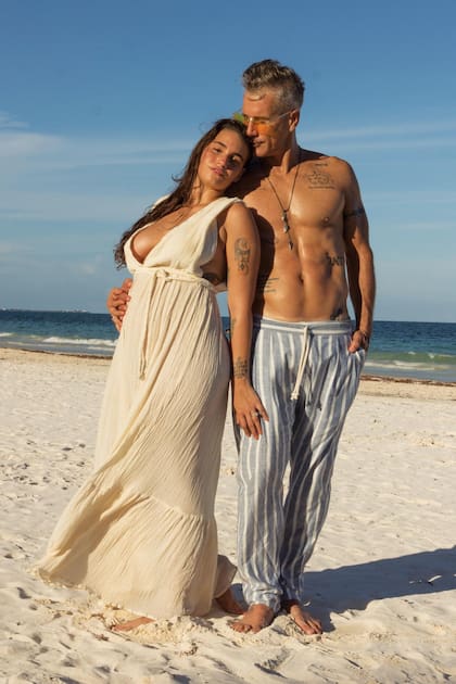 Carillo en la playa junto a María Gabriela, su gran amor. “A Milo le espera lo que siempre soñé: una familia en armonía”, revela ilusionado.