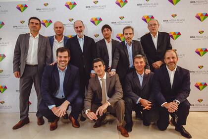 Arriba: José A. Gomez (Perfil), Santiago Perincioli (Telefe), Guillermo Campanini (Telefé); Gonzalo Antelo (Infobae), Guillermo Rivaben (LA NACION); Héctor Albani (Artear); Juan Pablo Flamini (Perfil); Alejando Álvarez (RPA); Fernando Fronza (Agea) y Gervasio Marques Peña (Gerente Comercial de LA NA