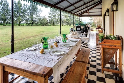 Como la casa principal, el anexo está rodeado por una glorieta de estilo inglés, donde suele recibir a sus amigos para almorzar. Pancho mandó hacer las columnas en Buenos Aires y consiguió la cenefa con flor de lis en un pueblo de Entre Ríos. El piso, en damero, realza el espíritu años 30 de la deco