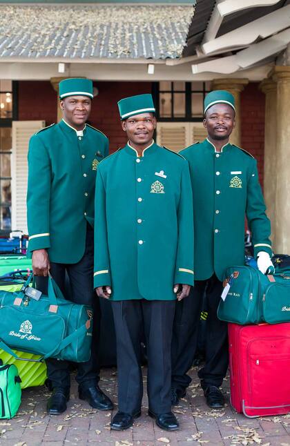 Encargados del equipaje del Rovos Rail, en la entrada de la estación de Capital Park, Pretoria.