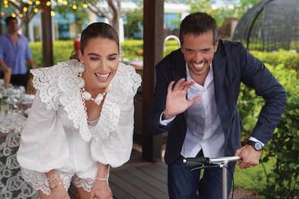 Los recién casados saludan a la cámara por la que los acompañaban sus familiares desde Argentina y Uruguay. Pablo “piloteó” un moderno carrito eléctrico, ya que todavía se está recuperando de las tres últimas operaciones a las que fue sometido este año en sus dos piernas.