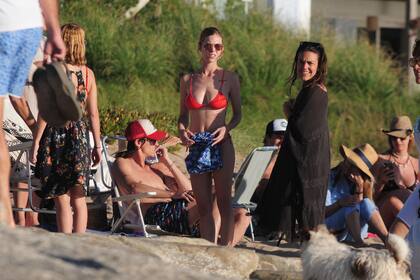 Luli Laprida jugó con sus sobrinas en el mar y conversó, distendida, con familiares y amigos