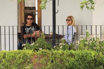 La pausa para el café fue en Le Pain Quotidien: estacionaron la moto enfrente y buscaron una mesa en la galería