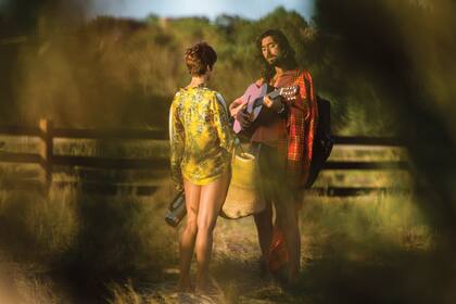 Minutos antes de la caída del sol, en una playa ubicada cerca de Laguna Escondida, el líder de la banda Indios le dedicó una serenata a la actriz