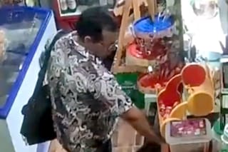 Denuncian a un movilero de televisión por robar golosinas en un kiosco