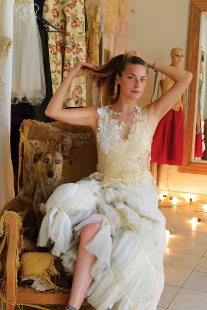 “Cuando arranqué hace más de diez años a diseñar, la inspiración llegaba de momentos que me daban alegría. Por eso me especialicé en vestidos de fiesta y en trajes de novia”