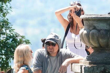 Mientras Camila saca fotos en Villa D’Este (en Tivoli, cerca de la ciudad de Roma), Leonardo –con su clásica capucha y anteojos de sol para tratar de despistar a los fotógrafos– conversa con su madre, Irmelin Indenbirken.