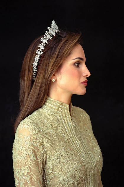 Un retrato oficial del año 2000, la Reina luce la famosa tiara de diamantes de Cartier de la reina Alia. Confeccionada por la famosa joyería francesa, fue un regalo del rey Hussein a su tercera esposa, la reina Alia, quien murió en 1977. 