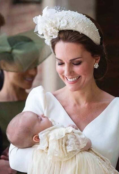 Kate volvió a deslumbrar con un diseño de Alexander McQueen, la firma que la vistió el día de su boda y en los bautismos de George y Charlotte.