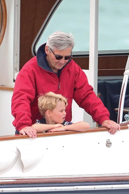 George alentó a sus padres junto a su abuelo Michael Middleton.