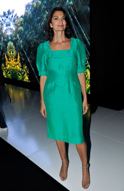 Mariana Arias lució un vestido verde esmeralda y posó para los fotógrafos