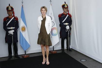 Diana Carney, que está casada con el presidente del Consejo de Estabilidad Financiera, lució un outfit descontracturado: vestido tipo camisero con volados y saco con mangas tres cuartos.