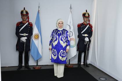 Emine Erdogan, la primera dama turca, llevó un equipo colorido típico de su país, siempre con la cabeza cubierta.