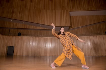 Tapado con lunares y rayas (Poty Hernández, $4.620), camisa de algoón floreada (Levi´s, $2.980), pantalón de corderoy (Mishka, $4.860) y sneakers rosadas (Hush Puppies, $3700).