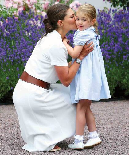 Victoria de Suecia despide a su hija Estelle con un cariñoso beso.