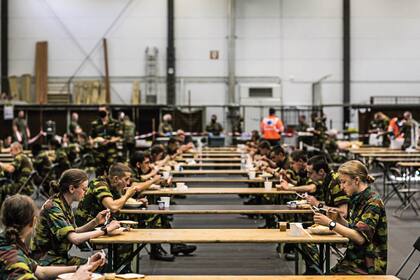 En tiempos de coronavirus, las mesas del comedor se dispusieron de manera tal que sólo coman dos cadetes por mesa, con la mayor distancia posible. Además, salvo en los entrenamientos, se protegen todo el día con barbijos, se sientan de a uno en las aulas y no comparten cuarto