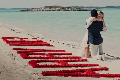 El anillo tiene un diseño de talla oval personalizado de Ring Concierge. Fue hecho a mano en Nueva York y tardó más de un mes en realizarse.