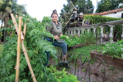 Para Vivi la huerta es su cable a tierra: ella misma la atiende y la cuida, siembra y cosecha sus verduras y hortalizas