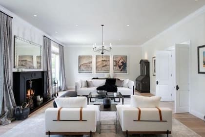 Un living para la joven pareja: chimenea, ventanales amplios, espejos y candelabros para completar el estilo moderno del lugar