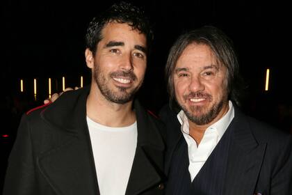 Nacho Viale junto a Claudio Cerini en la inauguración de un nuevo local del peluquero