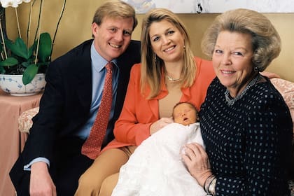 El 7 de diciembre de 2003, nació Catalina Amalia Beatrix Carmen Victoria de los Países Bajos. Para presentarla en sociedad, sus padres, los futuros reyes de Holanda, difundieron fotos de la bebé donde también aparecía su abuela, en ese momento la reina Beatriz de Holanda.
