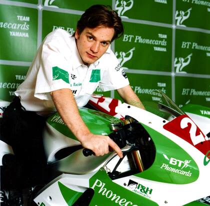 Fanático empedernido, la pasión del actor por las motos lleva décadas. En 1999, año en que fue tomada esta fotografía, el protagonista de Trainspotting y Moulin Rouge posa con un modelo de Yamaha.