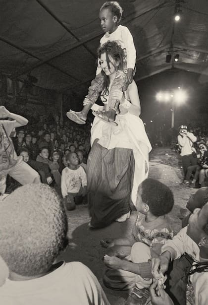 Modelo y niño del vecindadario adonde se hizo desfile de Martin Margiela en Paris en 1989.