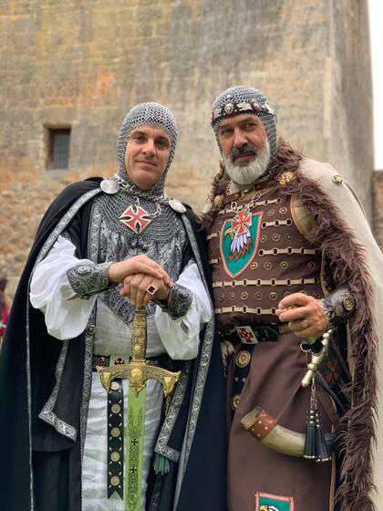 Don Pedro Huerga junto a Eduardo Rivara, un verdadero fanático de la cultura medieval. "Cuando lo conocí y me contó su pasión por todo esto, me dije: Tengo que llevarlo al pueblo donde nacieron mis padres. Cuando lo vea, se va a enamorar de mí", cuenta entre risas González.