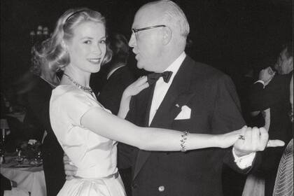 La noche del 17 de abril fue su última comida como solteros. Durante el evento, en el que recibieron a cuarenta delegaciones extranjeras, la actriz bailó con su suegro, el duque de Valentinois, quien hacía treinta años estaba separado de la madre de Rainiero, Charlotte de Mónaco.