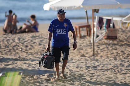 Sin el protagonismo de los veranos esteños de antaño, Roberto Giordano pasea solo por la playa