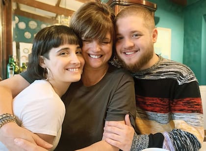 Con su mam, Araceli, y su hermana mayor, Florencia