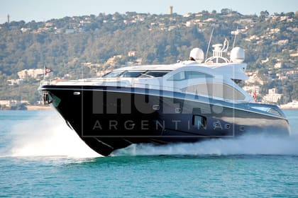 Alquilaron el barco Ariyas, un Sunseeker Predator 84, un palacio flotante de 25,6 metros de eslora, con cuatro camarotes y capacidad para doce personas.