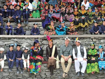 Mezclados con los habitantes de la etnia kalash, Kate y William posan con llamativos tocados durante su visita a Chitral, en el corazón de Pakistán, donde participaron con alegría del folclore local y, distendidos, conocieron a muchos aldeanos.