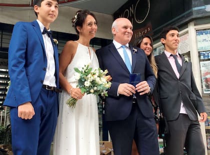 Familia ensamblada: Manuel y Lorenzo -los hijos de Mechi- y María Belén -la hija del economista- posan con los recién casados.