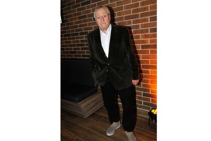 Roberto Carnagui estará en la nueva ficción, y fue el único que apostó por un saco aterciopelado, en color verde militar