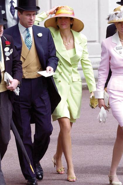 Otros tiempos. El hijo de la reina Isabel junto a Ghislaine Maxwell, en 2000, durante una edición de las tradicionales carreras de Ascot