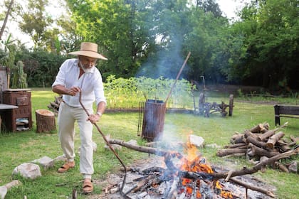 Osvaldo disfruta mucho de su casa, especialmente del jardín, uno de sus orgullos.