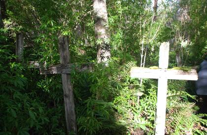 Todas, excepto una, de las cruces de la Isla de los Muertos son anónimas.