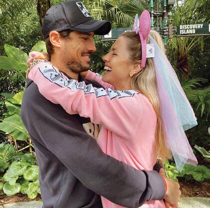 Los novios se comprometieron en Disney Paris, en mayo último. Guido Pella tiene 29 años y ocupa el número 25 en el ranking de la ATP. Es el segundo mejor argentino, sólo superado por Diego “Peque” Schwartzman, que está en el puesto 14.