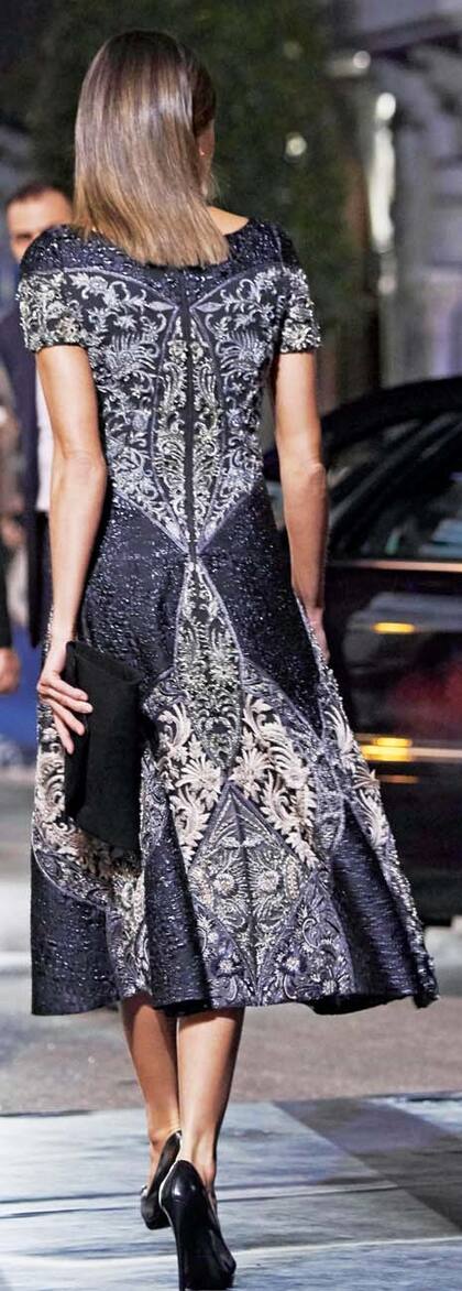 Desde su debut en los premios, en 2014, la reina consorte le es fiel al diseñador español Felipe Varela, quien suele vestirla para los compromisos oficiales más importantes.