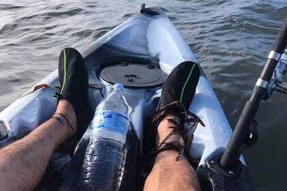 El kayakista publicó un desesperado pedido de ayuda a través de Facebook.