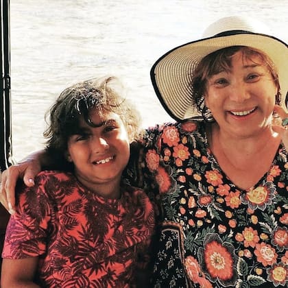 Con su nieto Renzo, quien asegura es su mejor crítico.