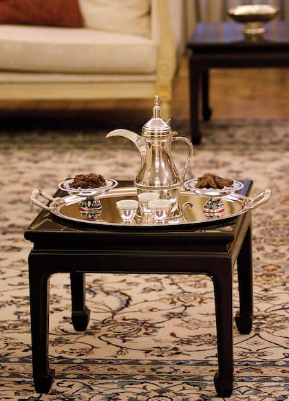 Servicio de café árabe en plata, acompañado de dátiles, con el que se agasaja a cada invitado que llega a la residencia de los embajadores saudíes.