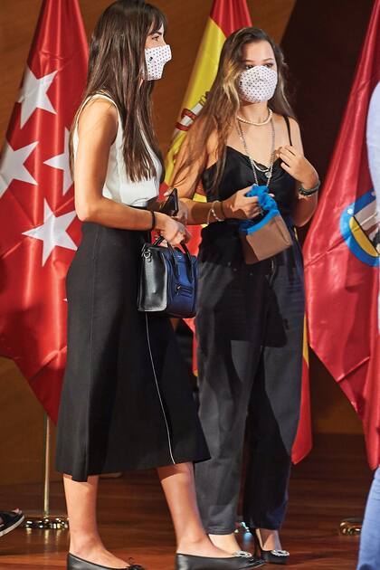 Rachel Valdés y Manuela Sanz, el nuevo amor y la hija mayor de Alejandro, juntas en el tributo que le rindió el Ayuntamiento de Madrid